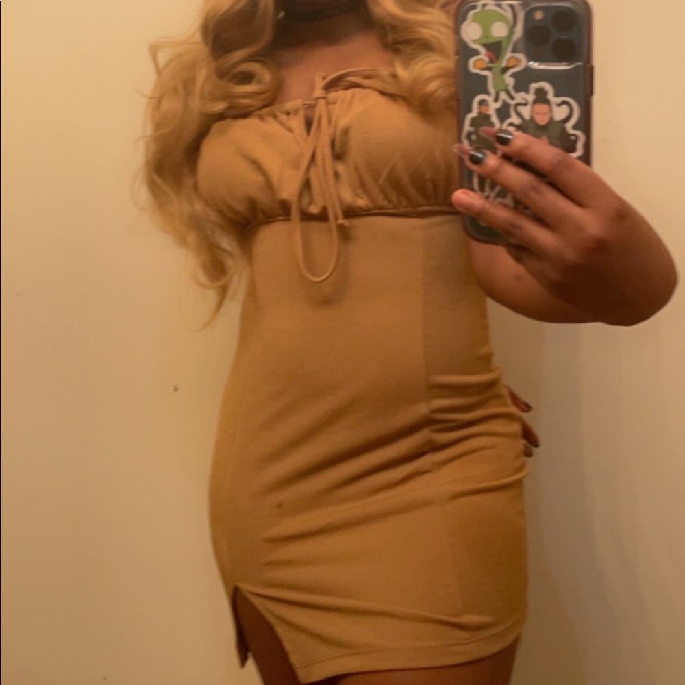 Tan body on dress with small slit on the side and ties at the chest🤎